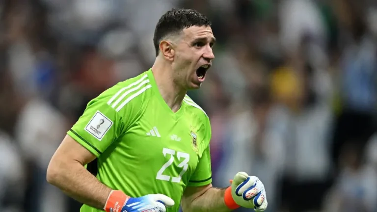Transfer: Martinez to join Chelsea as Barcelona sign Livaković