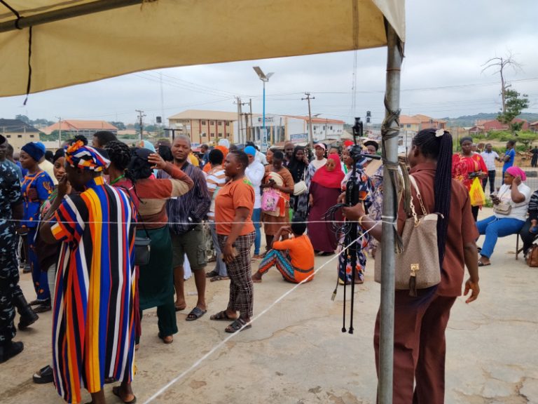 Osun election: APC agents sharing money, voters chase alleged vote buyers from polling units